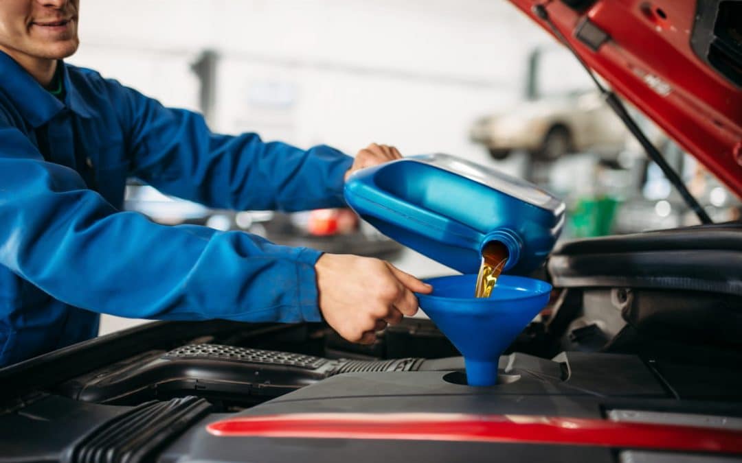 ¿Cómo y cuándo cambiar el aceite a un auto?