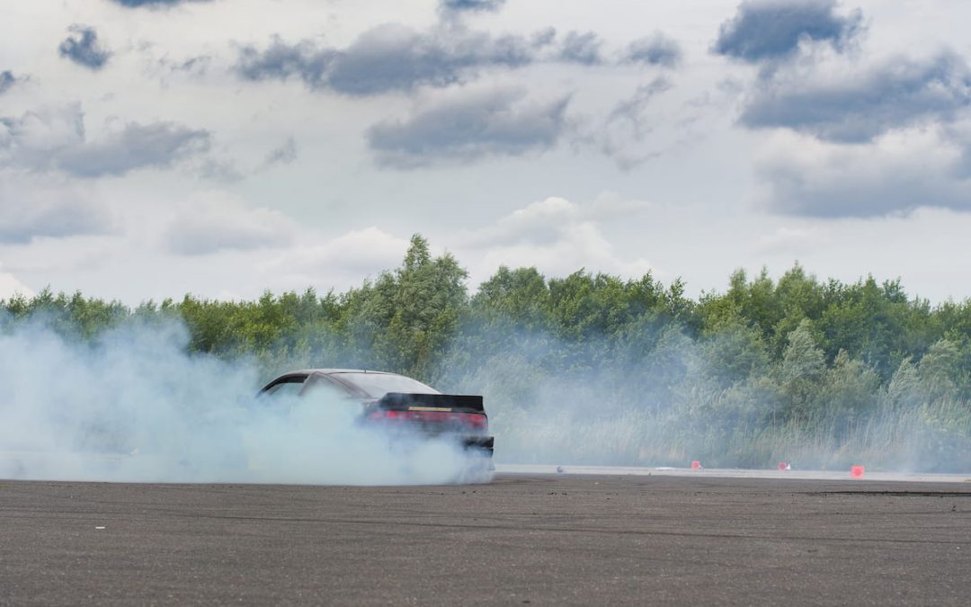 ¿Qué significa el color del humo en el caño de escape de un auto?