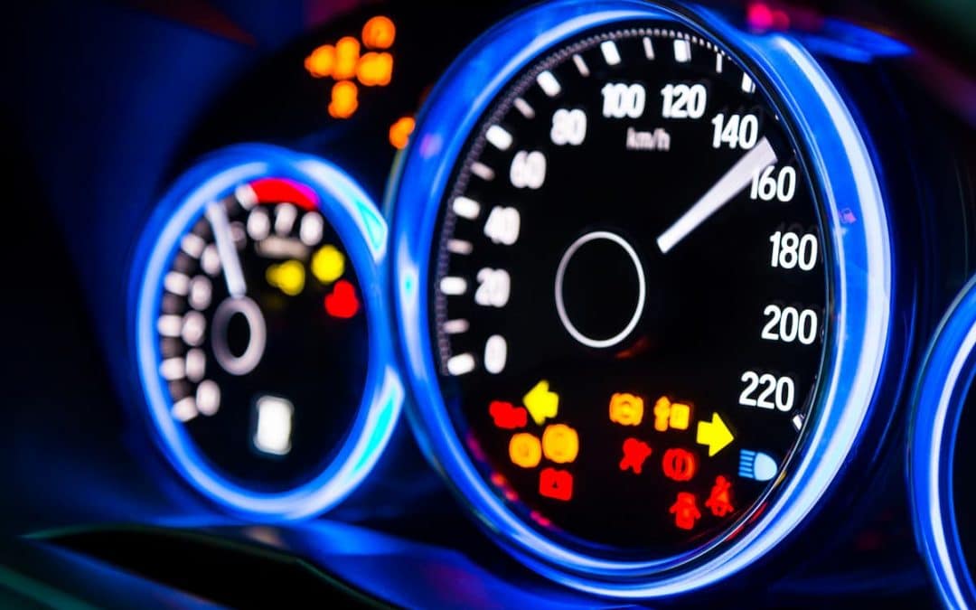 ¿Qué significan los símbolos del tablero del auto?